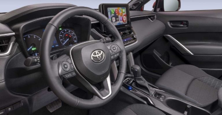 Interior de la Toyota Corolla Cross Hybrid 2023