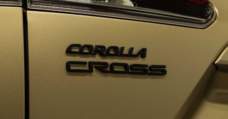 Emblema de la Toyota Corolla Cross Hybrid