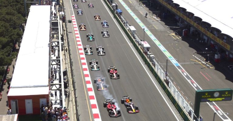 Pérez adelanta a Leclerc