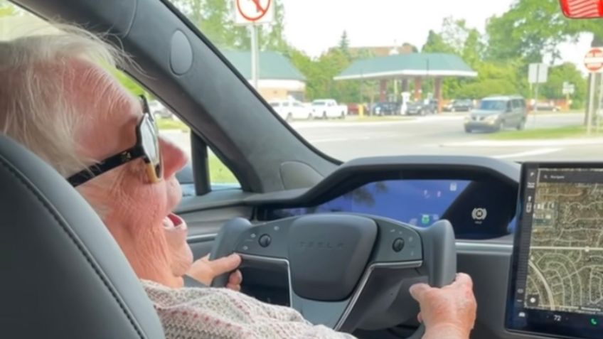 Así fue la reacción de una abuelita al manejar el auto eléctrico más rápido del mundo