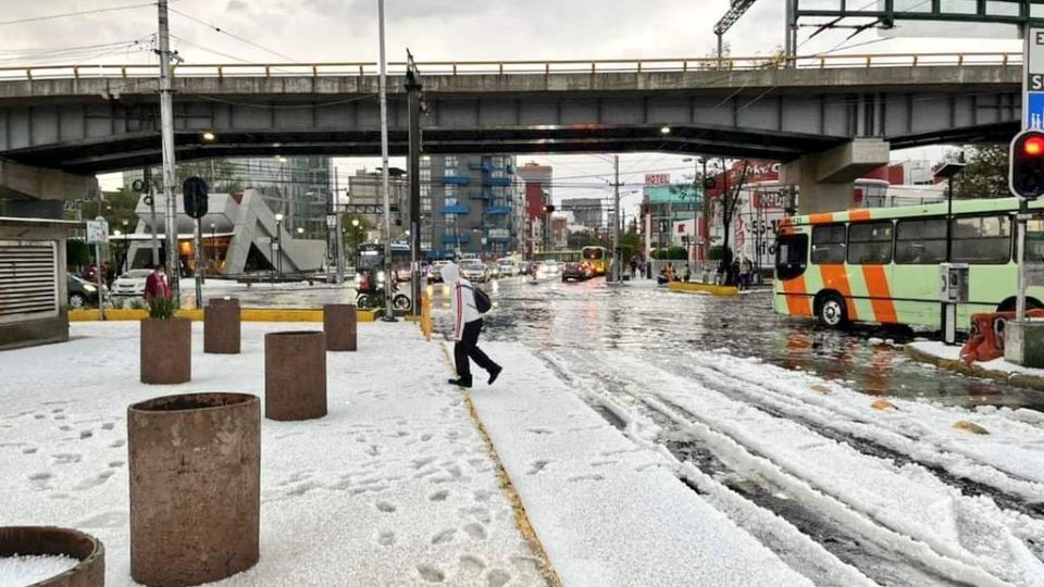 La capital del país se llenó de granizo luego de una intensa lluvia.