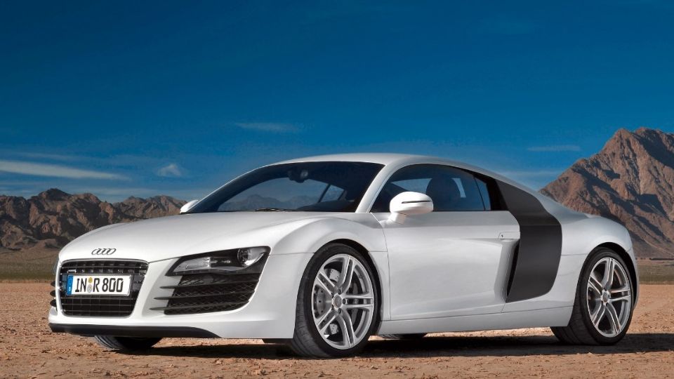 Un Audi R8 se estampó contra un local en la Benito Juárez