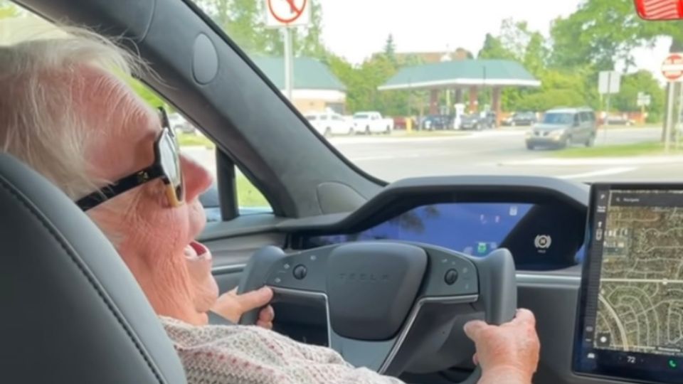 La abuelita se veía feliz por el momento que estaba viviendo.