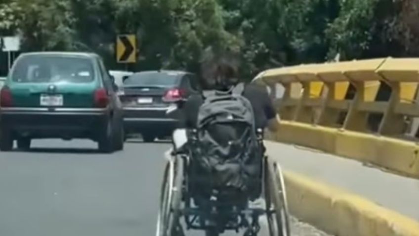 Joven sorprende al transitar a toda velocidad en su silla de ruedas