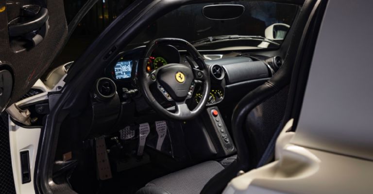 Interior del Ferrari Enzo en Bianco Avus