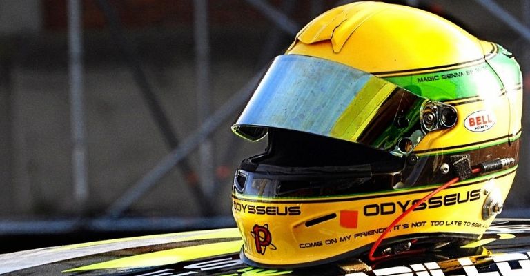 Casco amarillo en un Track Day