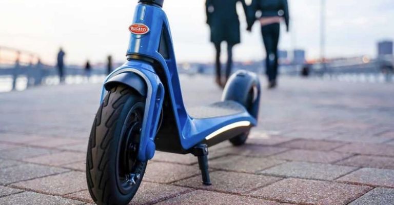 El scooter de Bugatti en azul