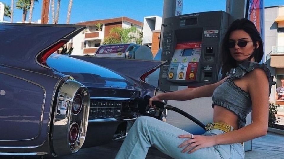 La joven modelo tiene una gran afinidad por los autos clásicos.