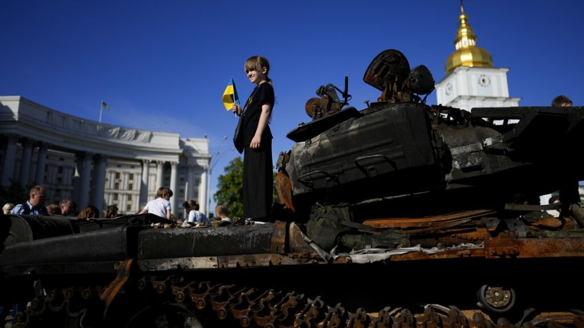 En Ucrania, transforman autos de carrera en vehículos de guerra