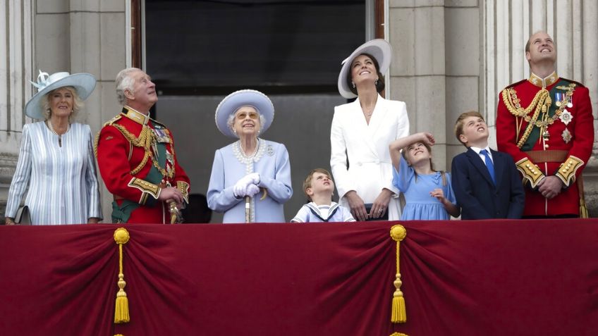 Con 70 aviones, celebran los 70 años de reinado de Isabel II