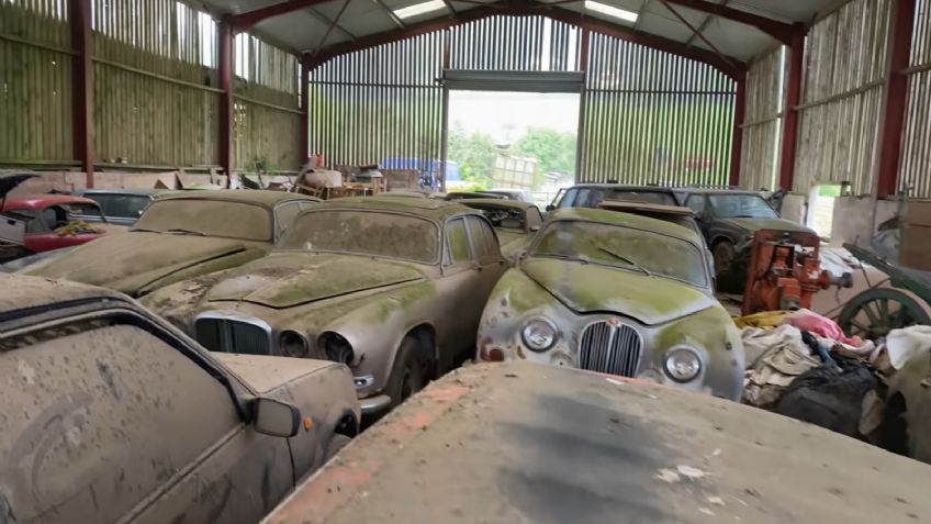 Youtuber halla colección de autos de lujo en una granja abandonada