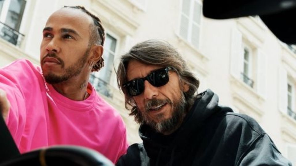 El director creativo de la maison, Pierpaolo Piccioli y Lewis Hamilton, anuncian su alianza.