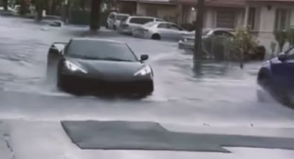 Este Corvette C8 se 'convirtió' en submarino para atravesar una calle inundada