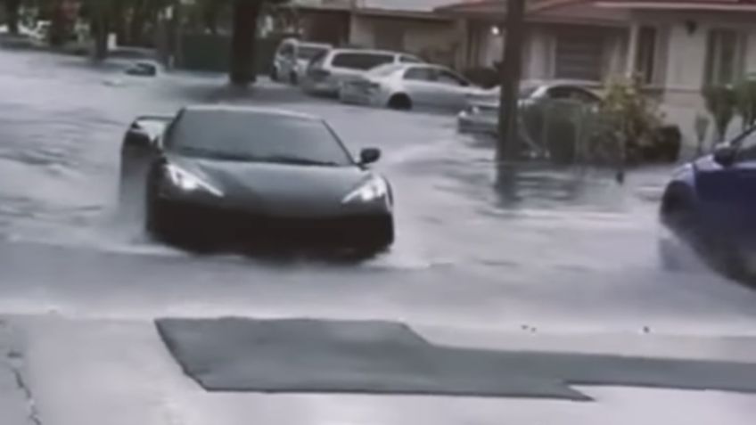 Este Corvette C8 se 'convirtió' en submarino para atravesar una calle inundada