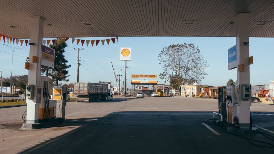 Precios de la gasolina bajarán en Ecuador