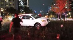 Camioneta termina sobre ahuehuete colocado en la Glorieta de la Palma