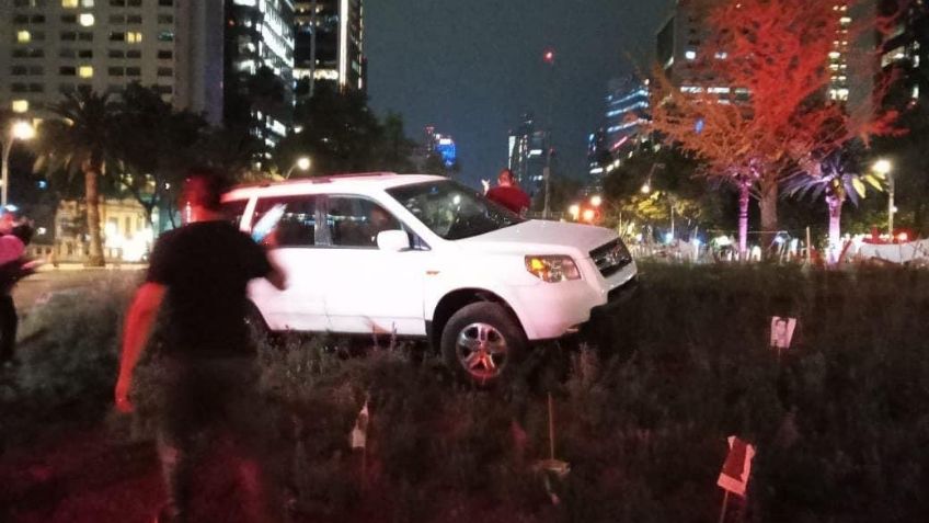 Camioneta termina sobre ahuehuete colocado en la Glorieta de la Palma