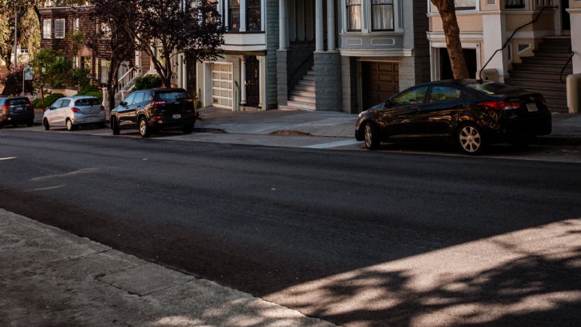 ¿Cómo dejar el auto estacionado de bajada?