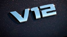BMW ensambla su último auto con motor V12