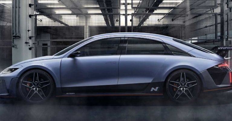 Hyundai RN22e en una carretera