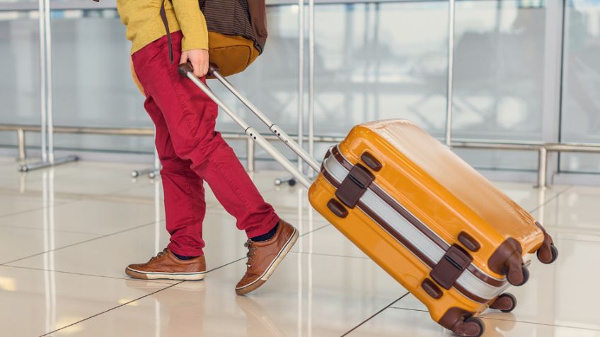 ¿Qué necesita un menor para viajar en avión sin sus padres?