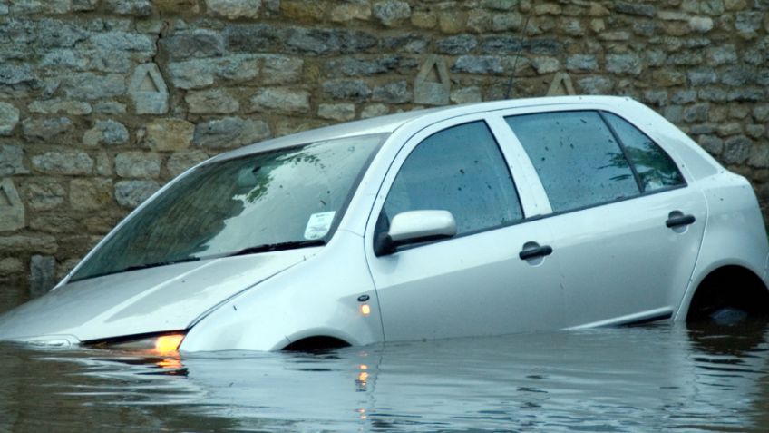 ¿Qué hacer si estás en un auto bajo el agua?
