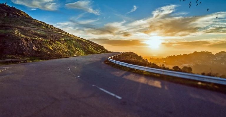 Carretera y atardecer