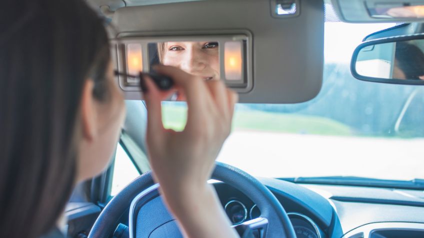 ¿Cuál es la multa por maquillarse mientras estás manejando en la CDMX?