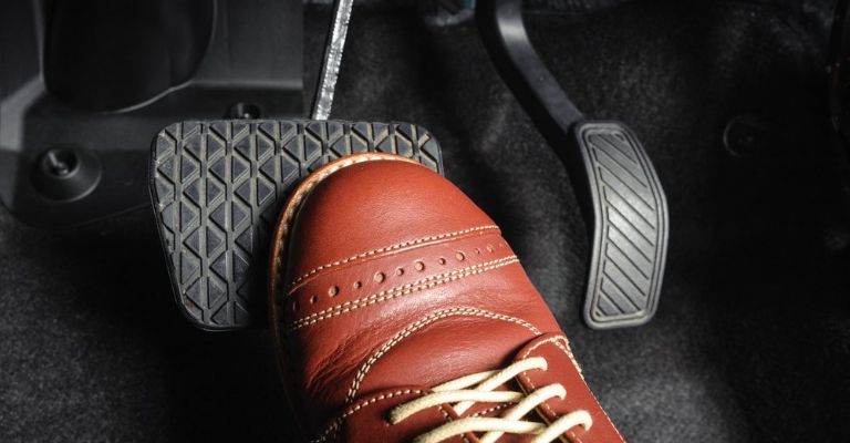 cómo frenar con motor