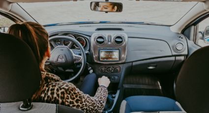 5 beneficios de cantar mientras vas en el auto