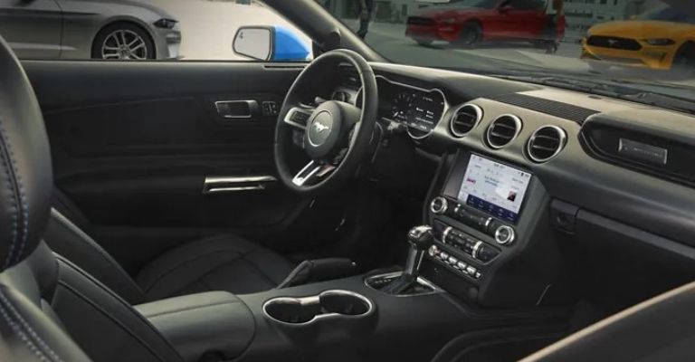 Interior del Ford Mustang 2022