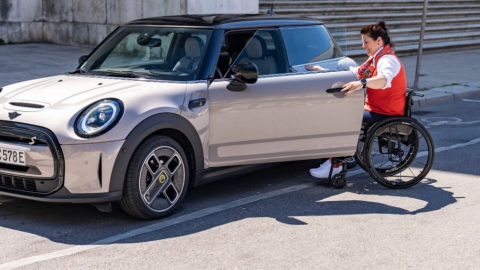 El MINI Cooper SE eléctrico está listo para las personas con discapacidad