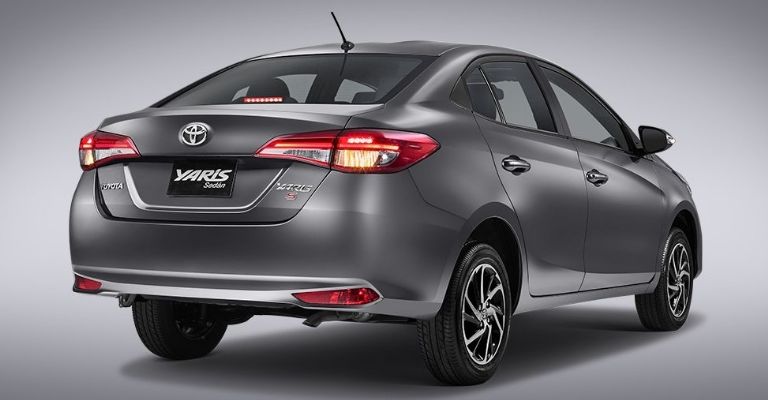 Toyota Yaris Sedán 2022 en gris