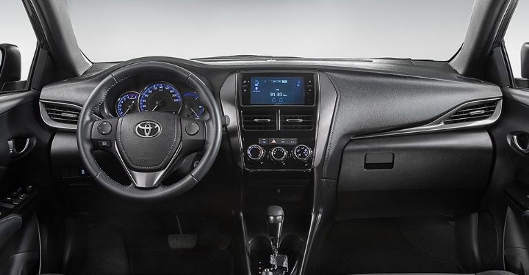 Interior del Toyota Yaris Sedán 2022