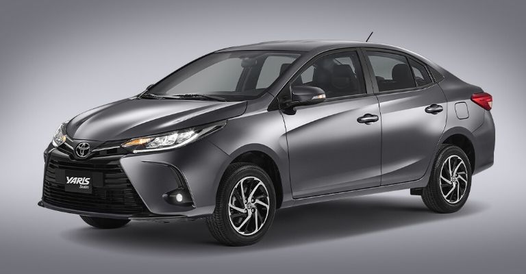 Toyota Yaris Sedán 2022 en color gris