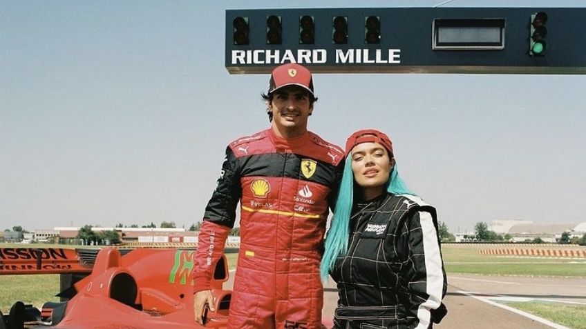 Karol G da un paseo con Carlos Sainz a bordo de un Ferrari en Italia