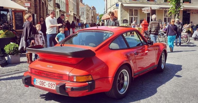 Porsche 911 en calles estrechas