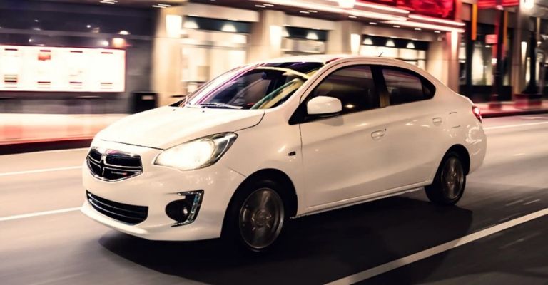 Dodge Atittude en color blanco