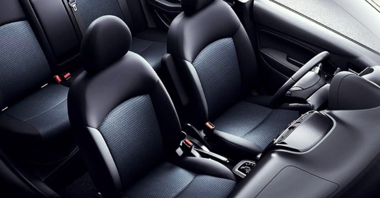 Interior del Dodge Attitude 2022