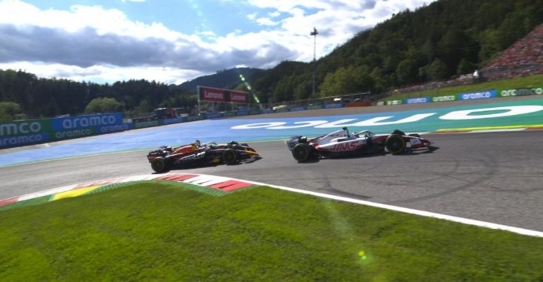 Sergio Pérez tras un Haas en la Sprint Race