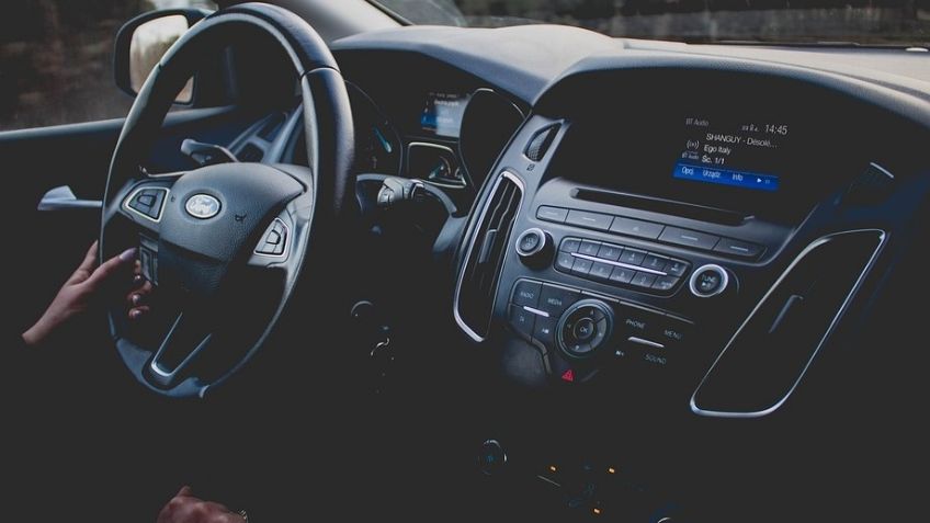 ¿Cómo limpiar el volante de un coche?