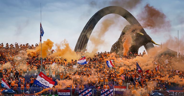 fans tóxicos de la F1 queman merca de Lewis Hamilton