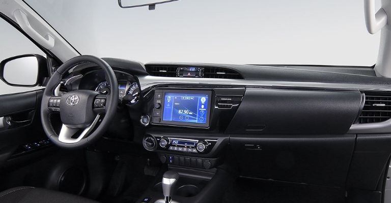 Interior de la Toyota Hilux 2022