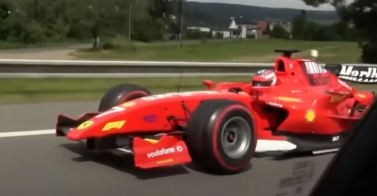 Auto de GP2 en carreteras