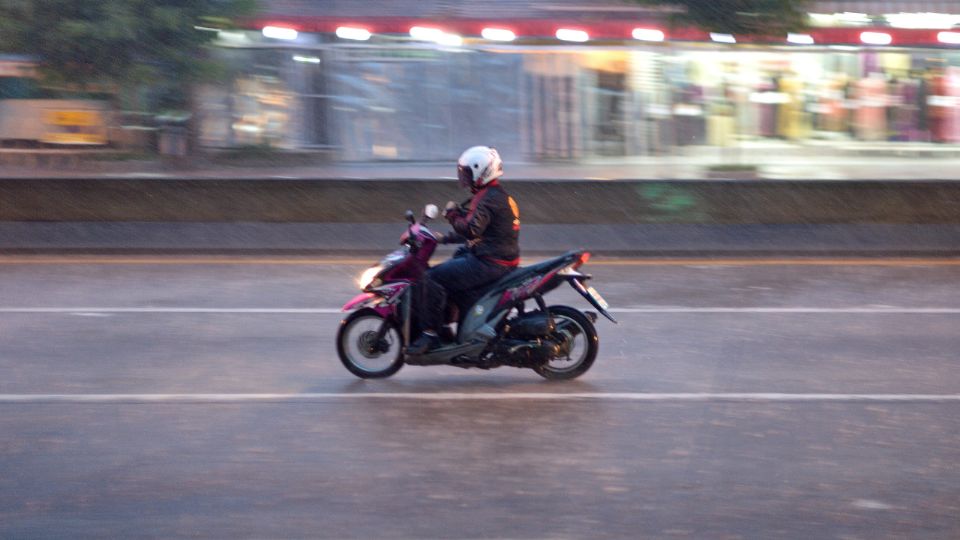 Temporada de lluvias en motocicleta.