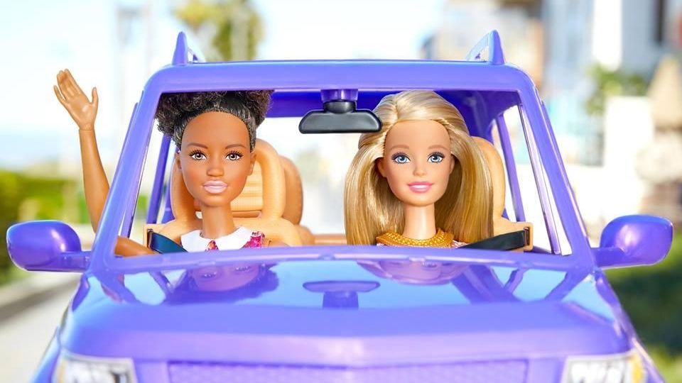 Qué auto maneja Barbie.