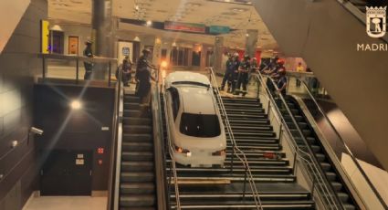 VIDEO: Hombre sube escaleras del Metro de Madrid en auto