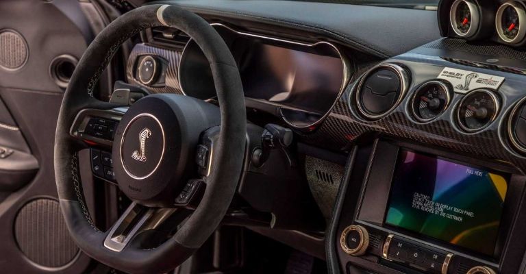 Interior del Ford Mustang GT500 Code Red