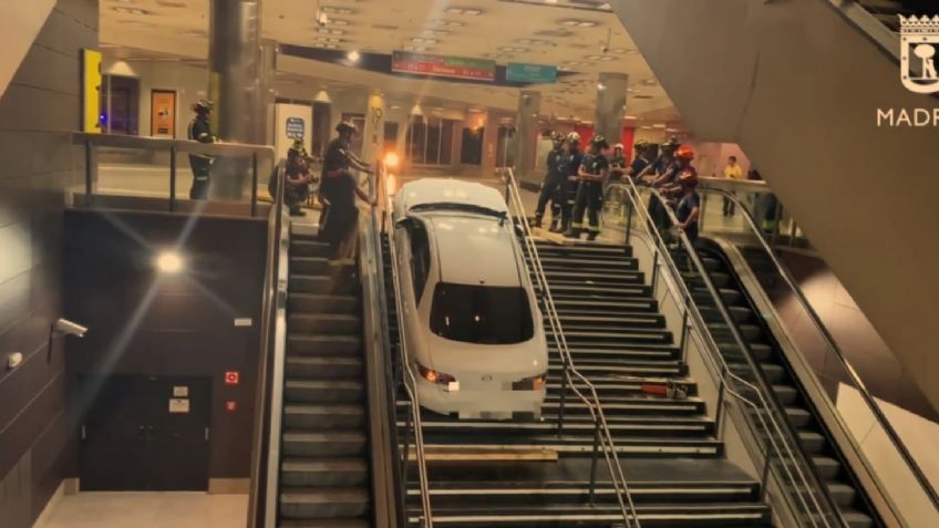VIDEO: Hombre sube escaleras del Metro de Madrid en auto