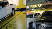 Se vuelven virales al usar la zona pick up para estacionar sus camionetas